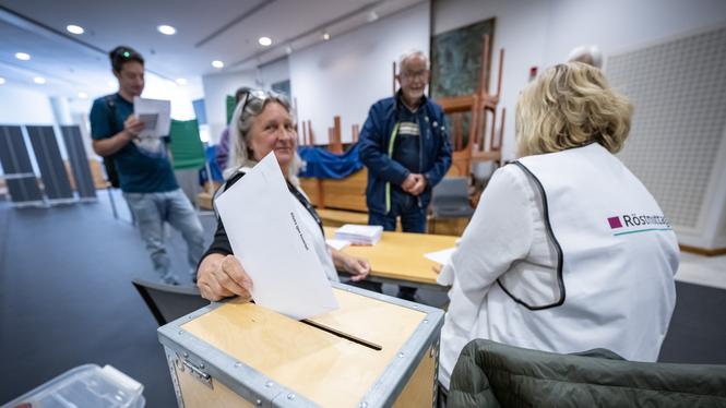 Valkuvert läggs i valurnan i vallokalen i Rådhuset i Karlshamn på fredagen vid förtidsröstningen i folkomröstningen gällande ja eller nej till kärnkraft i kommunen.