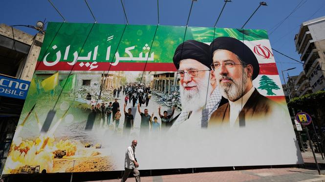 I delar av Libanon är stödet för Iran stort. På bilden blickar Irans framlidne ayatolla Ali Khamenei samt hans son, nuvarande högste ledaren Mojtaba Khamenei, ut över Beiruts södra förorter. ”Tack Iran”, lyder texten. Bild tagen på måndagen.