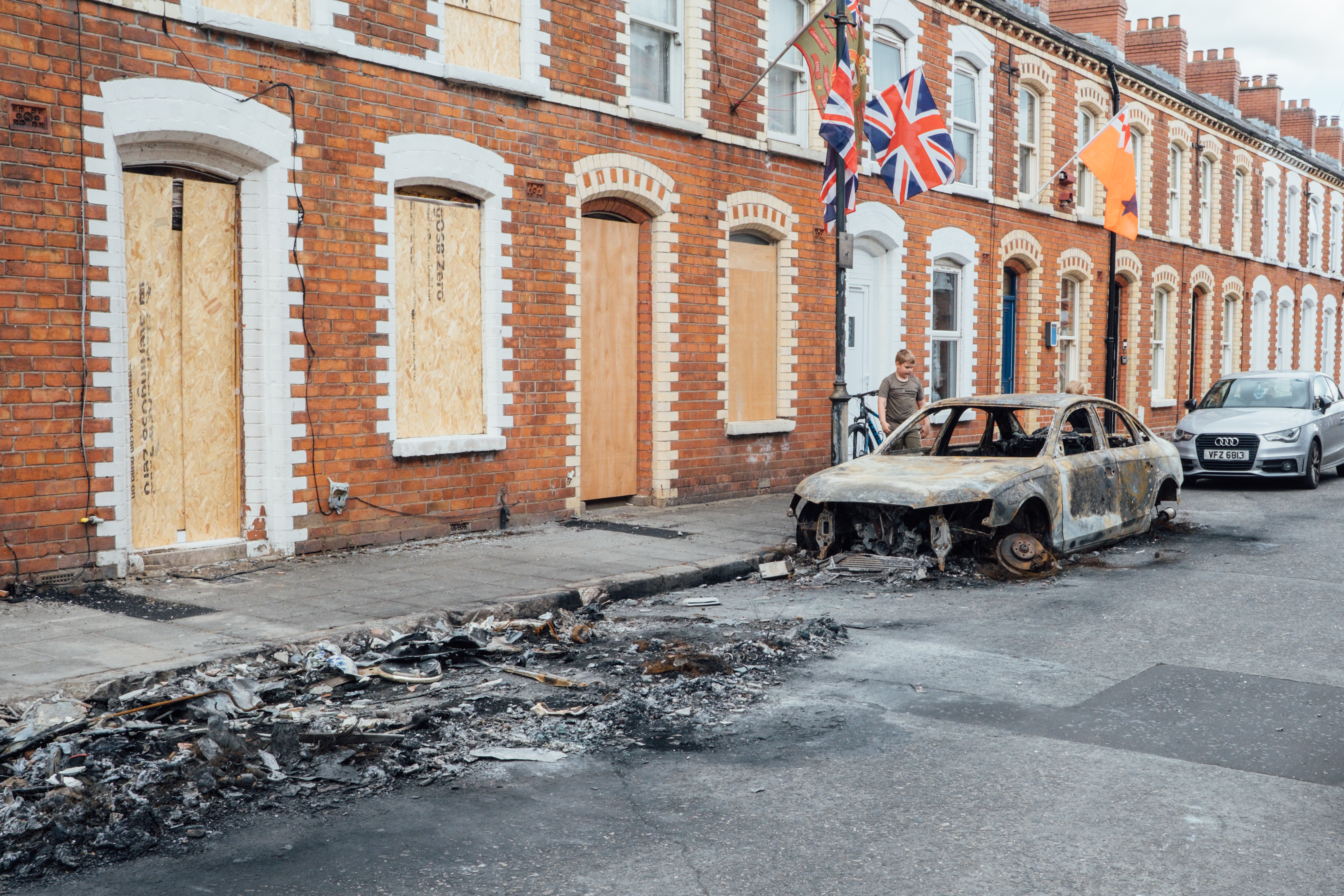 Upploppets konsekvenser i östra Belfast där attentat riktats mot invandrare.