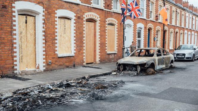 Upploppets konsekvenser i östra Belfast där attentat riktats mot invandrare.