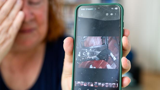 Broderns rollator är täckt av spill och matrester. Trots att han har rätt till instanser som städ av hemtjänsten uteblir det oftast, berättar systern Marie Ridderström.