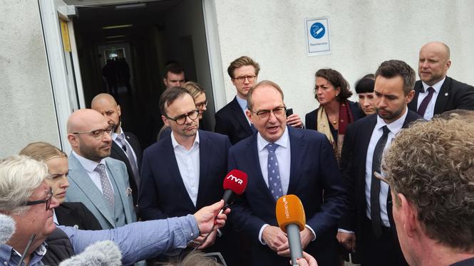 ”Det är en anläggning som motsvarar behoven. Den är tillräcklig och erbjuder kök, uppehållsrum och sovplatser”, sa Tysklands inrikesminister Alexander Dobrindt.