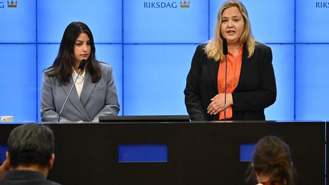 V-ledaren Nooshi Dadgostar och Ida Gabrielsson, partiets ekonomisk-politiska talesperson. Arkivbild. 