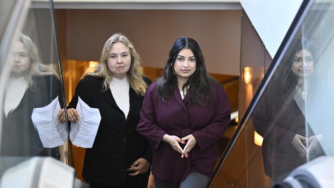 Vänsterpartiets ledare Nooshi Dadgostar (V) och Ida Gabrielsson (V) anländer till pressträff om en politisk prioritering inför regeringsförhandlingarna efter valet.