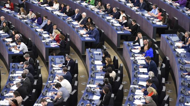 EU-parlamentsledamöter på plats inne i plenisalen i Strasbourg. Arkivbild.