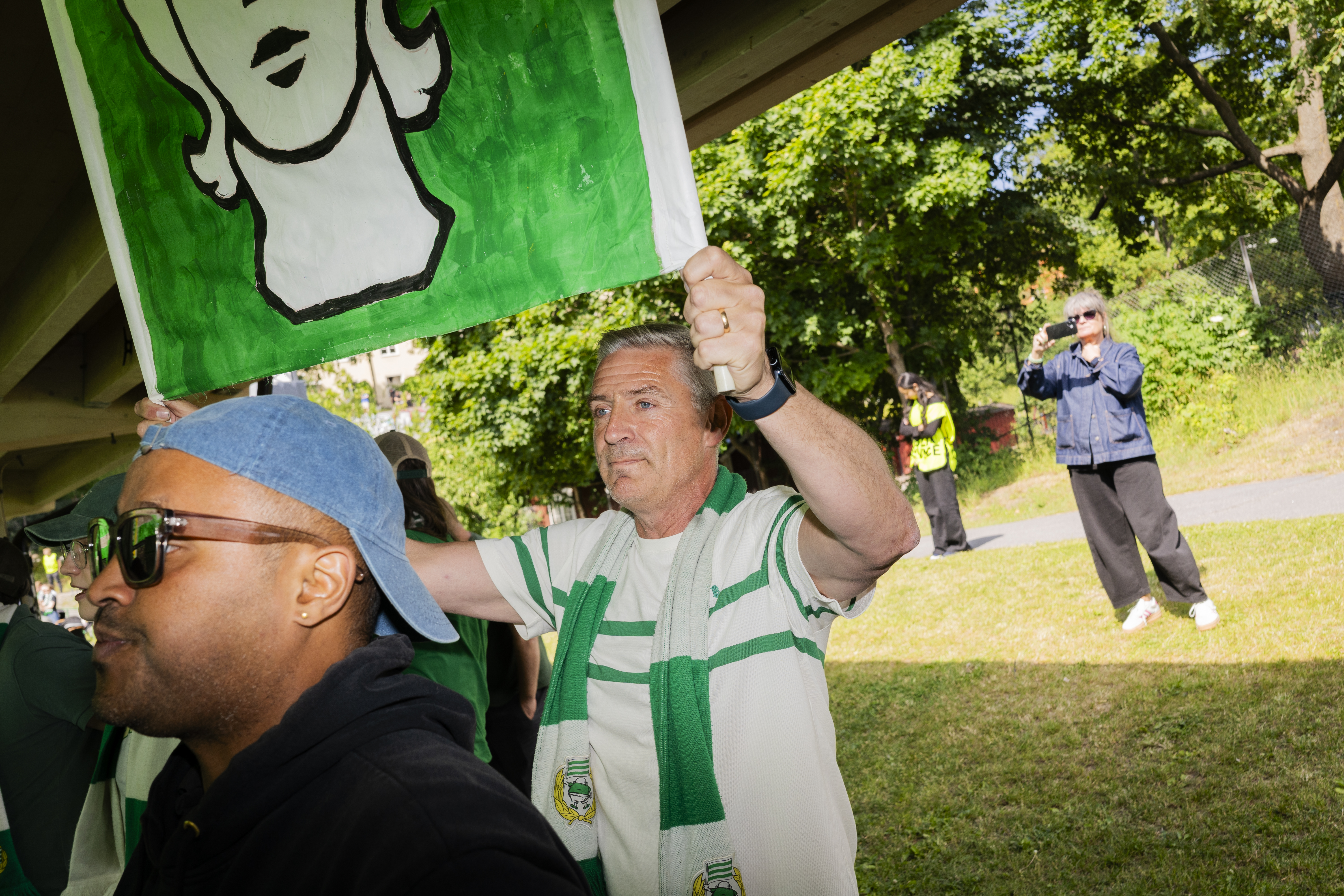 ”Supporterkulturen i Allsvenskan och Damallsvenskan är mer levande och dynamisk än i landslaget, men jag gillar båda”, säger Lars Isacsson (S), riksdagsledamot.