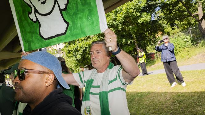 ”Supporterkulturen i Allsvenskan och Damallsvenskan är mer levande och dynamisk än i landslaget, men jag gillar båda”, säger Lars Isacsson (S), riksdagsledamot.