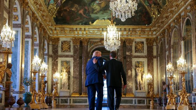 USA:s president Donald Trump tas emot av Frankrikes president Emmanuel Macron i Versaille.