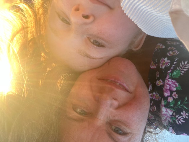 ”Som mamma står jag kvar i maktlöshetens ekande korridorer”, skriver Elinor Lång.