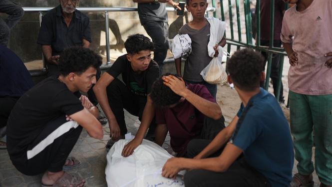 Sörjande samlade runt en dödad palestinier vid Shifasjukhuset i staden Gaza den 14 juni.
