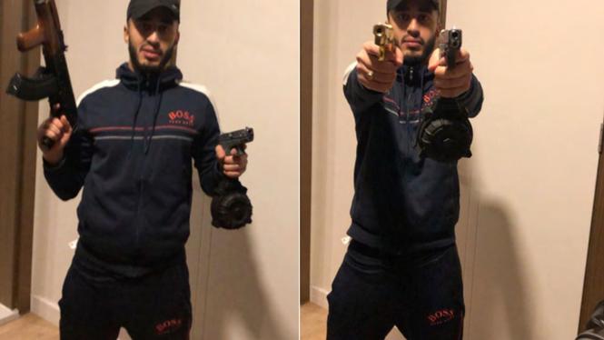 Poya Shafie poserar med vapen på bilder som tros ha tagits i samband med ett besök hos Foxtrotledaren Rawa Majid i Sulaymaniyya i irakiska Kurdistan under 2020. Bild från förundersökningsprotokoll.