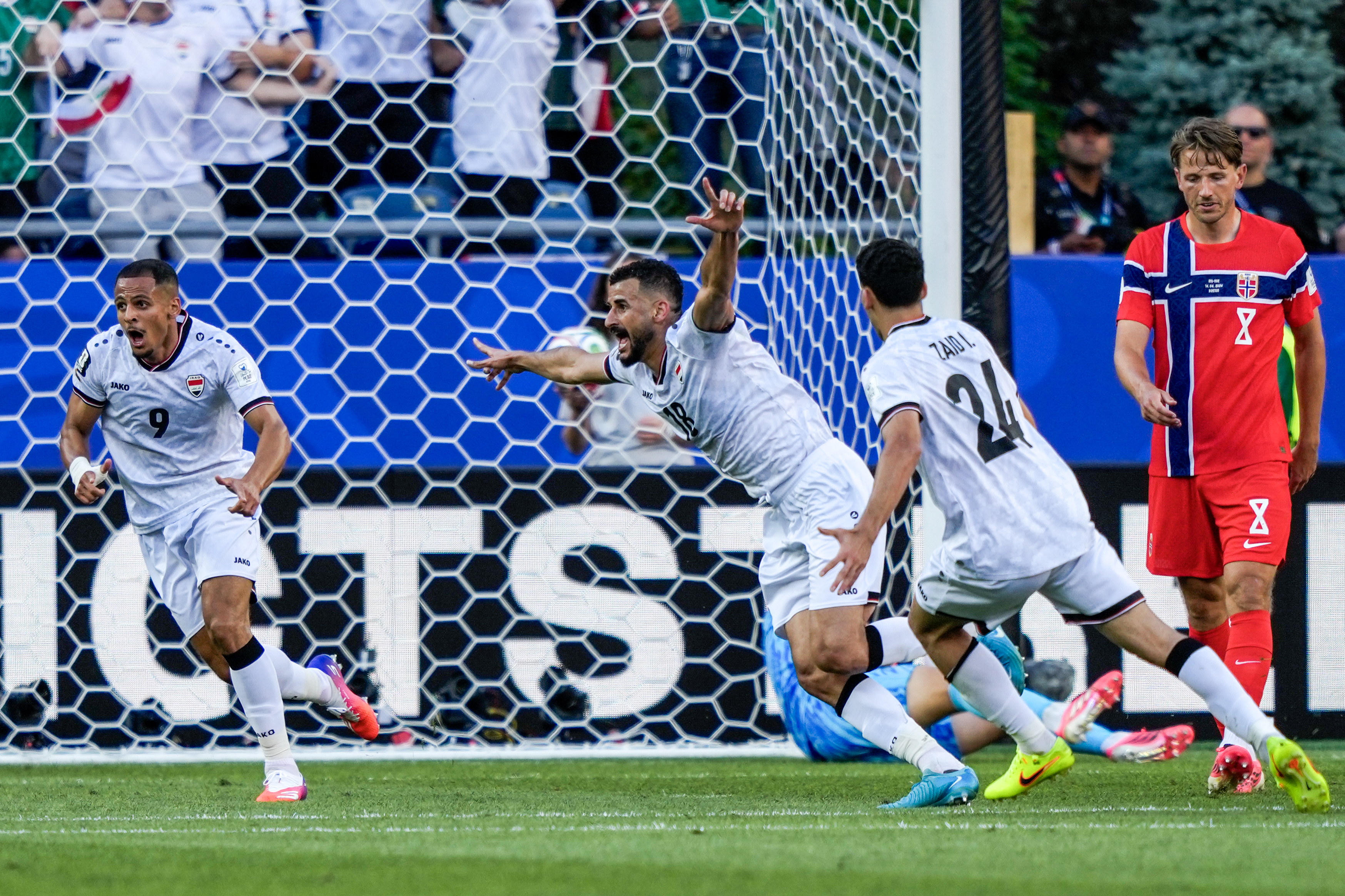 Iraks Aymen Hussein jublar efter 1-1 målet under VM-matchen mellan Irak och Norge på Boston stadion.