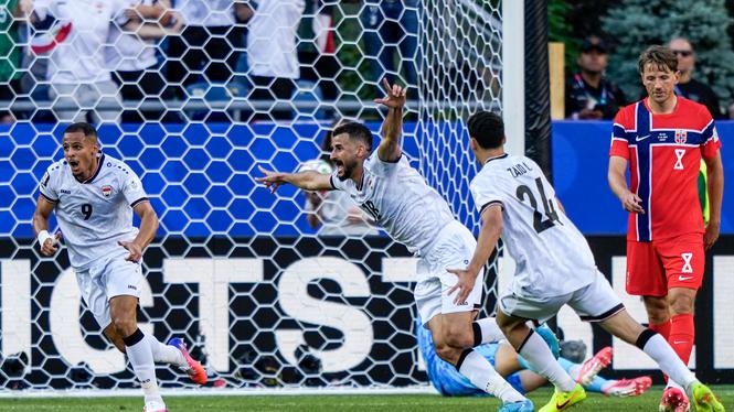 Iraks Aymen Hussein jublar efter 1-1 målet under VM-matchen mellan Irak och Norge på Boston stadion.