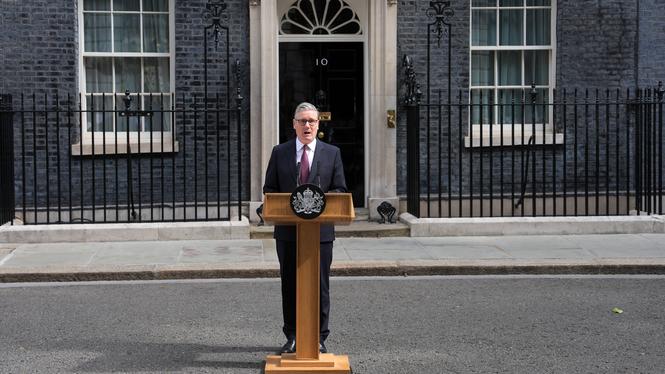 Storbritanniens premiärminister Keir Starmer tillkännager att han avgår under en presskonferens utanför 10 Downing street.