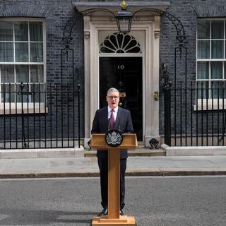 Storbritanniens premiärminister Keir Starmer tillkännager att han avgår under en presskonferens utanför 10 Downing street.