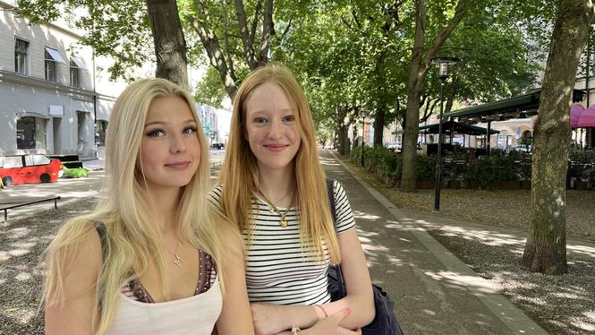 Vännerna Majken Henning och Hedda Blomberg. ”Om något är för bra så ser man ju att det är AI”, säger Hedda.
