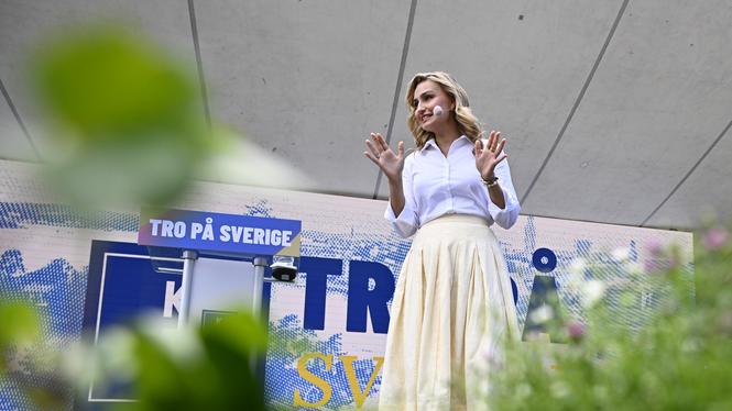 Kristdemokraternas partiledare Ebba Busch (KD) håller tal när Almedalsveckan inleds på måndagen.