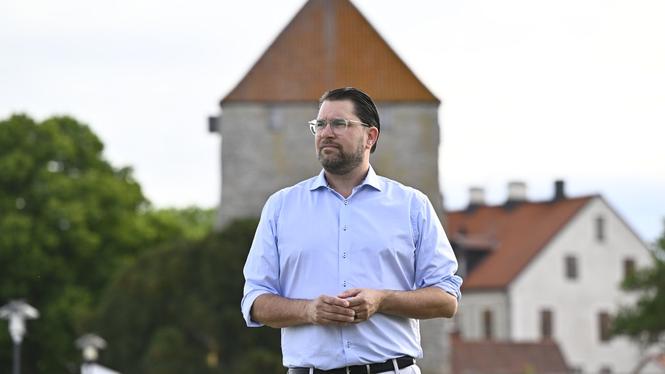 ”Man behöver kanske inte tala om exakt i vilken trappuppgång eller vilken lägenhet man (den pedofildömde) bor i”, säger Jimmie Åkesson om hur kartan kan se ut, till SVT. 