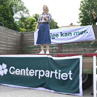 Centerpartiets partiledare Elisabeth Thand Ringqvist talar på en lastbil i Visby hamn.