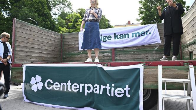 Centerpartiets partiledare Elisabeth Thand Ringqvist talar på en lastbil i Visby hamn.