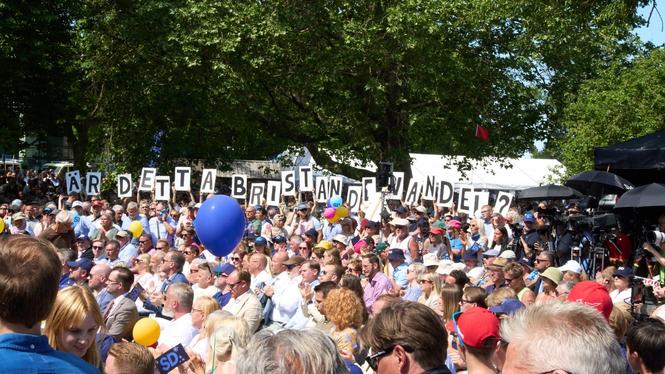Grönda studenter genomförde en tyst protest under Jimmie Åkessons tal.