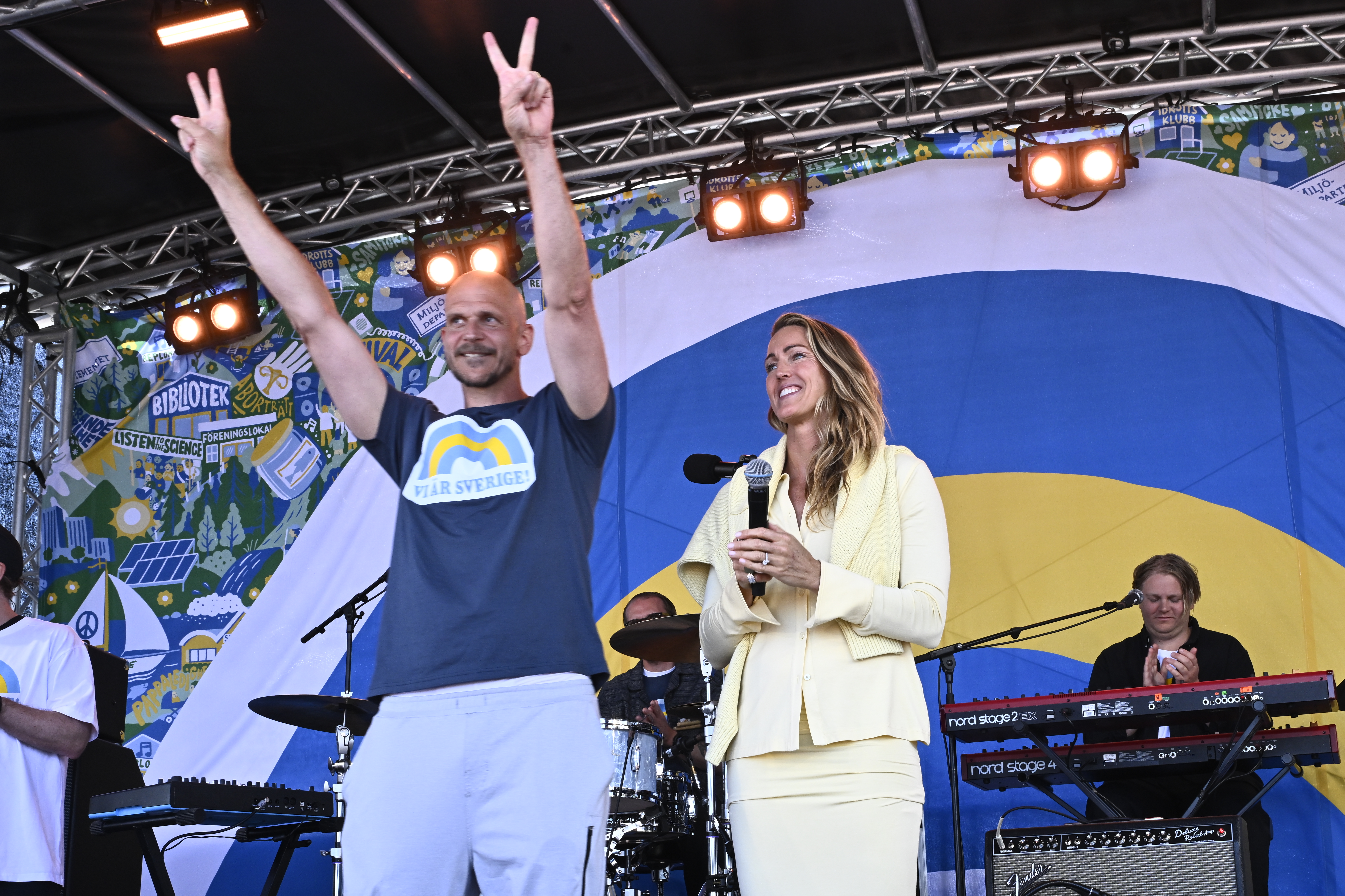 Gustaf Skarsgård och Therese Alshammar talar under konserten i Visby hamn.