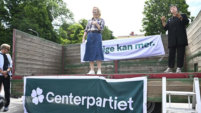 Centerpartiets partiledare Elisabeth Thand Ringqvist talar på en lastbil i Visby hamn.