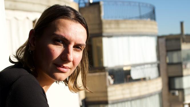Varför attackerades hennes man? Nu vill hon ha svar – och rättvisa.