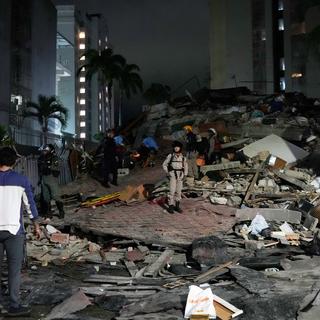 Skadorna är omfattande i Caracas, Venezuela, där en av jordnävningarna ägde rum. 