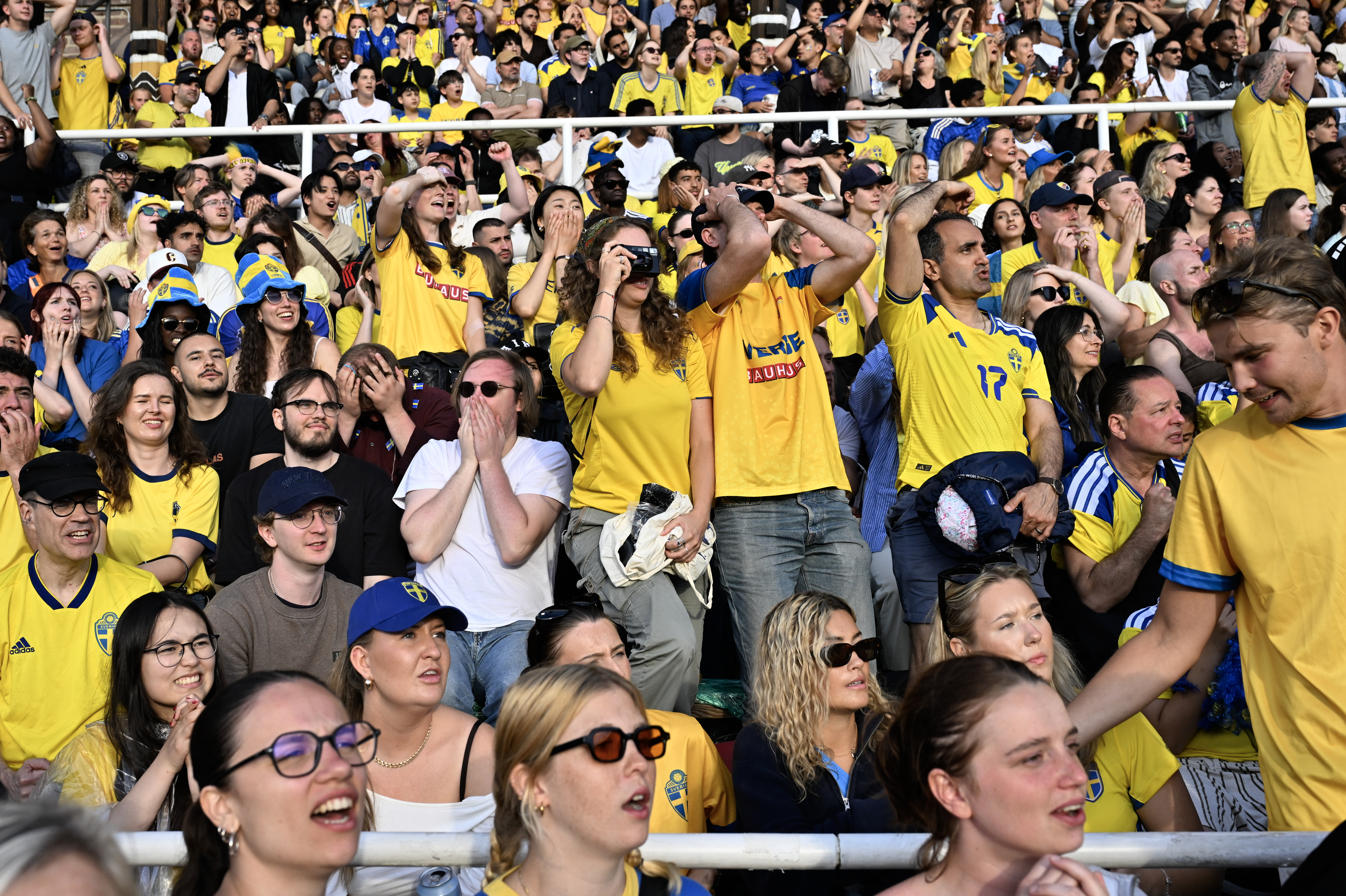 Fotbollssupportrar samlade på Stockholm Stadion för att följa Sveriges gruppspelsmatch mot Nederländerna i fotbolls-VM på storbildsskärm på midsommardagen.