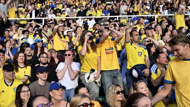 Fotbollssupportrar samlade på Stockholm Stadion för att följa Sveriges gruppspelsmatch mot Nederländerna i fotbolls-VM på storbildsskärm på midsommardagen.