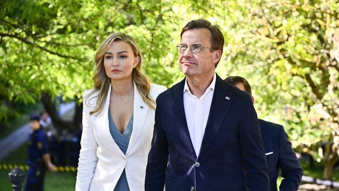 Statsminister Ulf Kristersson (M) och energi- och näringsminister Ebba Busch (KD) på pressträffen under politikerveckan i Almedalen. 