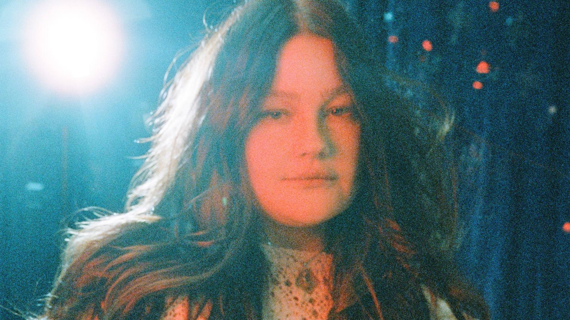 Sarah Klang är huvudartist i ETC Solpark 26 juni, en kväll med livescen och en rad uppträdanden.