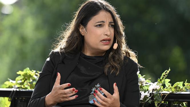 Vänsterpartiets partiledare Nooshi Dadgostar (V) i Almedalen.