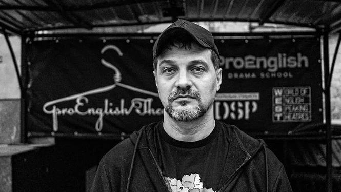 Alex Borovenskiy, regissör och grundare av Proenglish theatre, berättar att föreställningarna på många teatrar i Kiev är helt fullbokade.