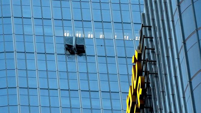 Ett stort hål syns i fasaden på Citic Tower i Peking. Enligt initiala rapporter ska det röra sig om ett mindre flygplan som kraschat in i tornet.  