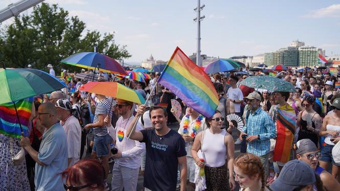 Bistånds- och utrikeshandelsminister Benjamin Dousa (M) firar första Pride utan Viktor Orbán.