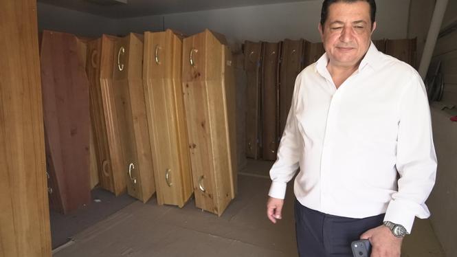 Zouhaeir Hertelli har fullt på sitt bårhus och måste säga nej när anhöriga frågar om det finns plats för en kropp till.