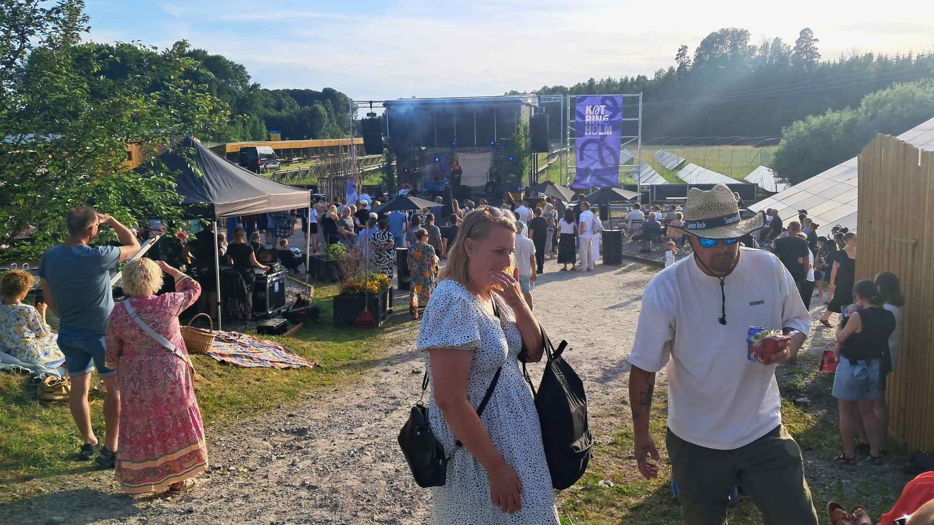 Många hundra personer på plats i solparken när Sarah Klang stod på scen.
