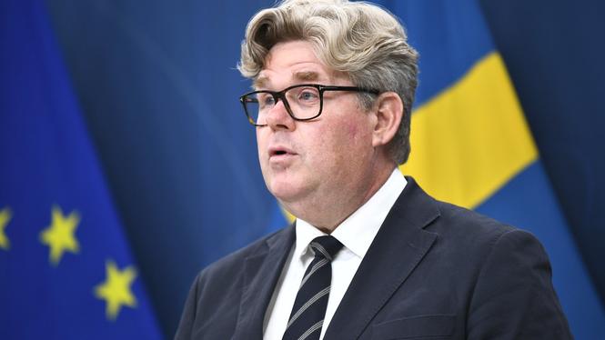 Justitieminister Gunnar Strömmer (M) tillsätter en utredning om att ”rödflagga” gängkriminella och deras anhöriga