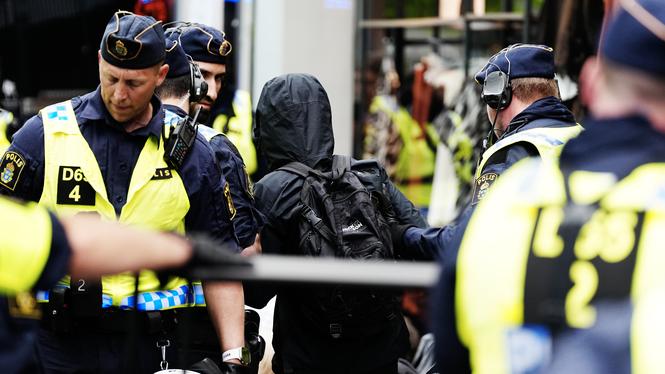 Demonstrant och polis vid en demonstration med anledning av NATO:s utrikesministermöte på Sea U i Helsingborg. Bilden har ingenting med artikeln att göra.    