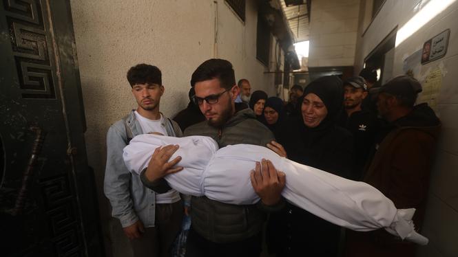 Palestiner sörjer en familj som dödats av Israel i ett luftangrepp.