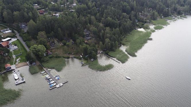 Strandnära bebyggelse vid Mälaren. 